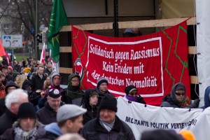 "Solidarisch gegen Rassismus - Kein Frieden mit der deutschen Normalität": Transparent auf der Demonstration "Alternativen zu Deutschland" am 31. Januar 2015 (CC-BY 2015 Sebastian Raible / @FreakkaerF / Stadtkontext.de)